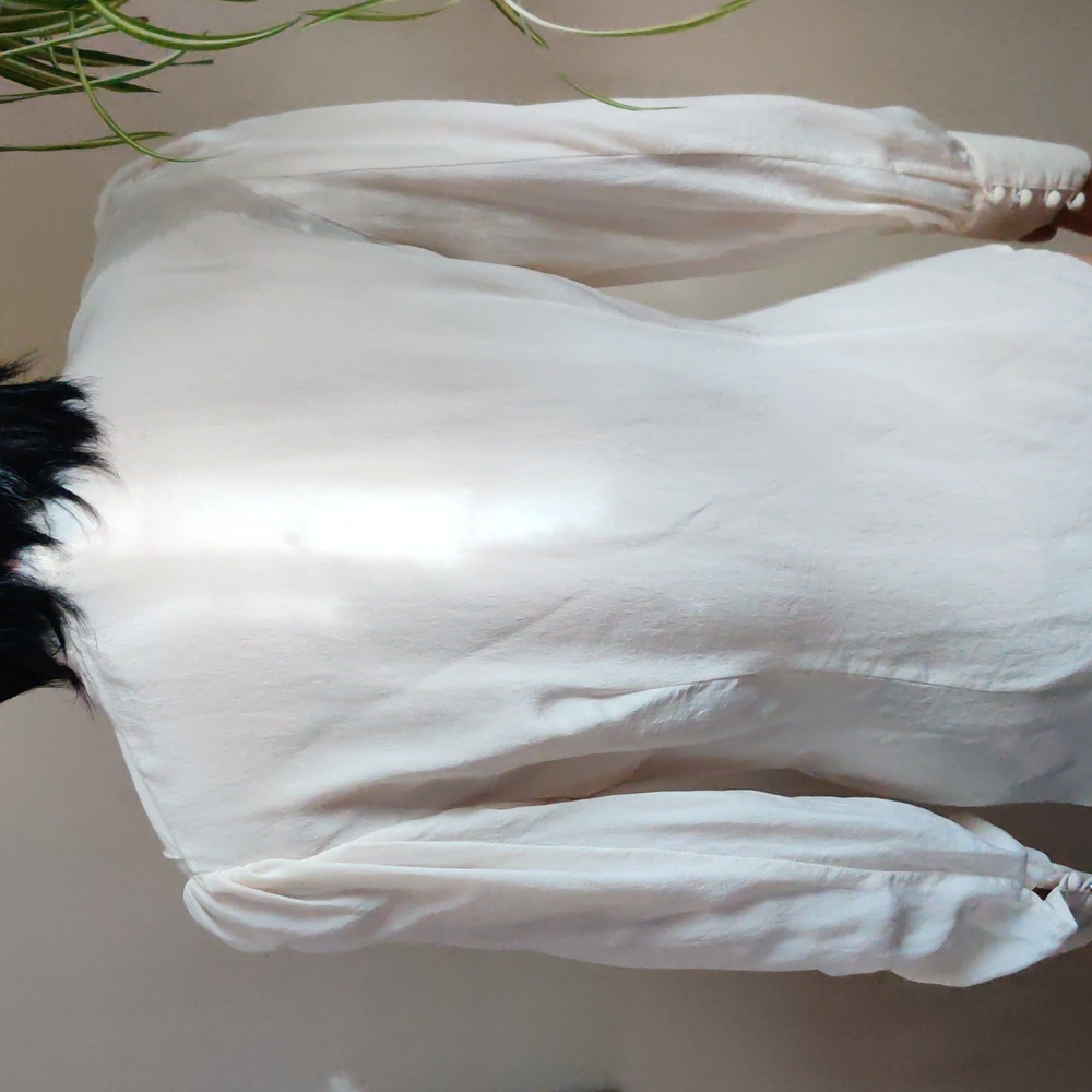 Elegant White Silk Blouse with Pink Bow - Picture 3 of 9